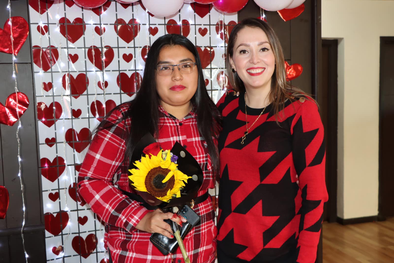 Entrega Elisa Saucedo regalos por día del amor y la amistad