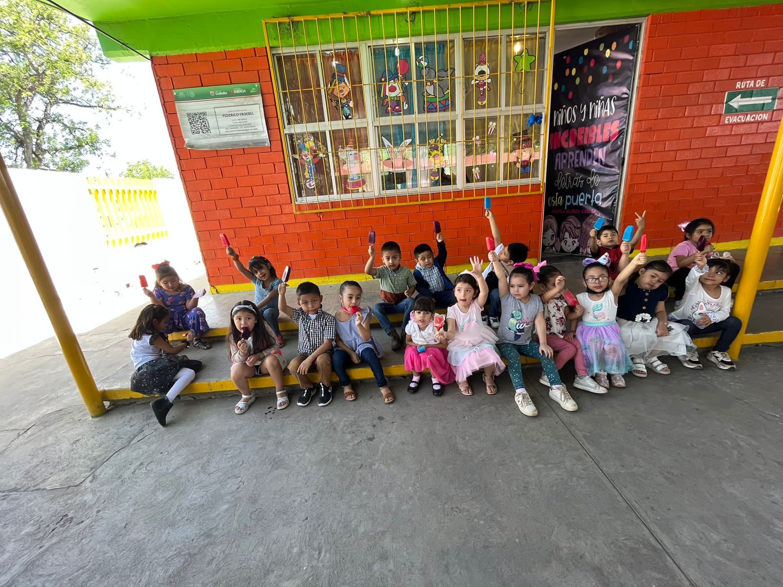 En el marco del Día del Niño, el Gobierno Municipal y DIF de San Juan de Sabinas llevaron a cabo una actividad para festejar a todos los alumnos de primaria y preescolar del municipio y con motivo del Día del Niño se obsequiaron cerca de seis mil paletas para el disfrute de los menores en su día.